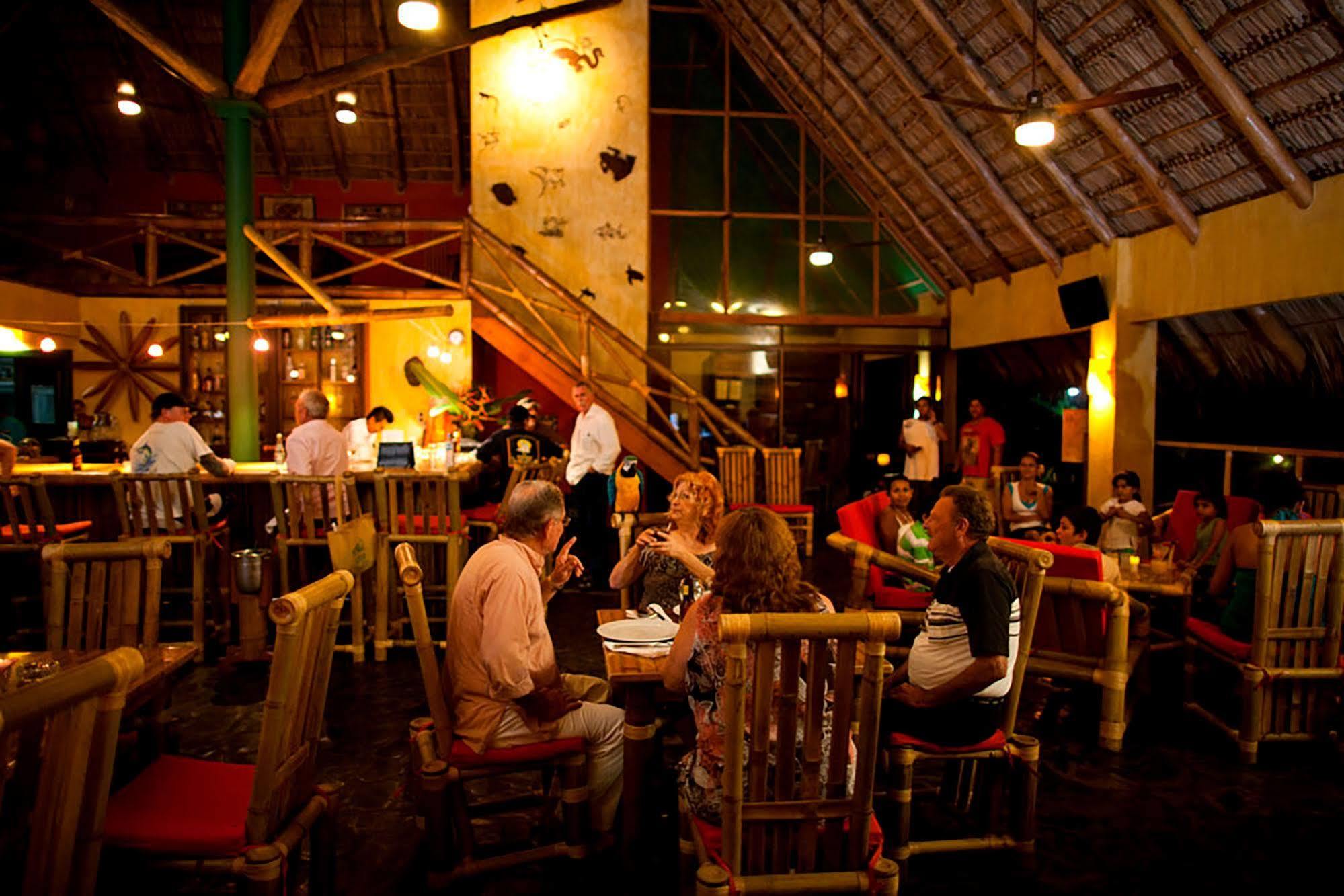 Clandestino Beach Resort Парита Ресторант снимка